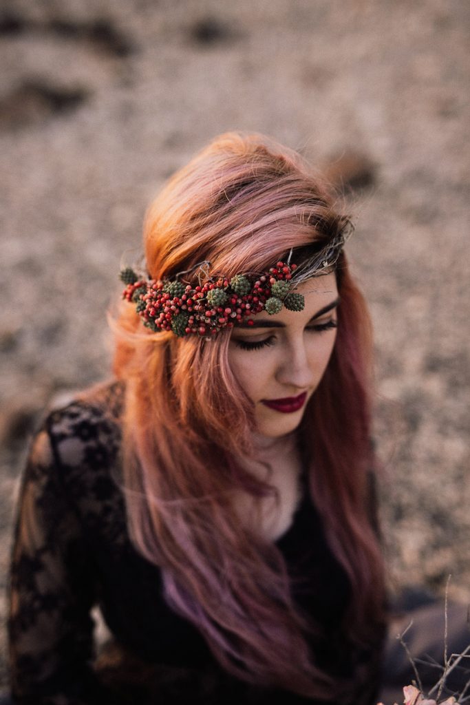 dekle z venčkom v laseh