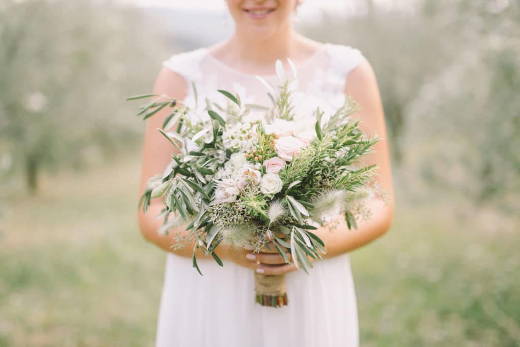 Nevesta s poročnim šopkom v kraškem stilu