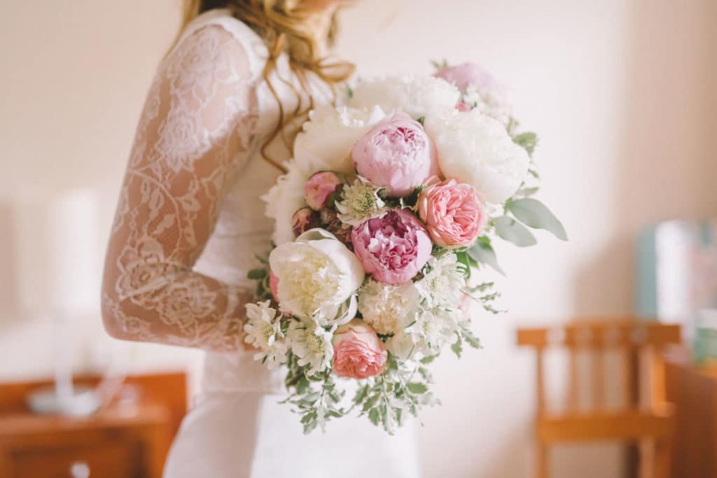 Nevesta z večjim elegantnim poročnim šopkom iz potonik