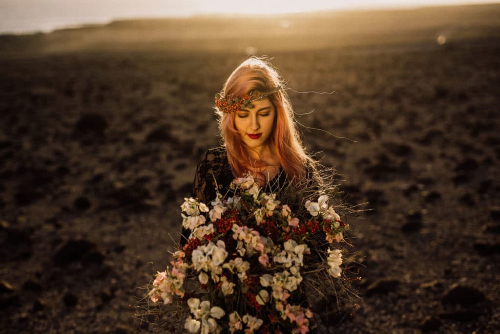 Dekle z divjim šopkom ob sončnem zahodu