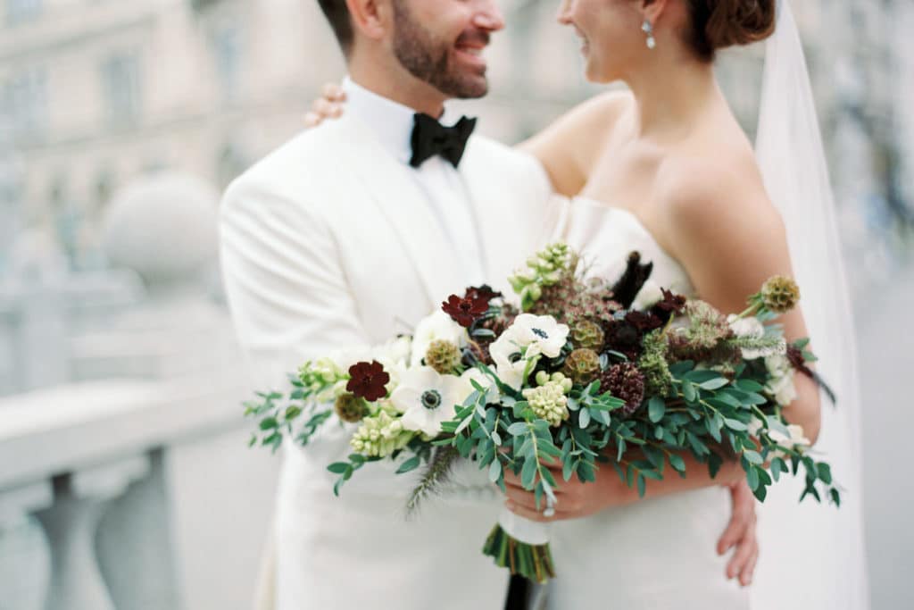 ženin in nevesta s poročnim šopkom v jesenskih barvah