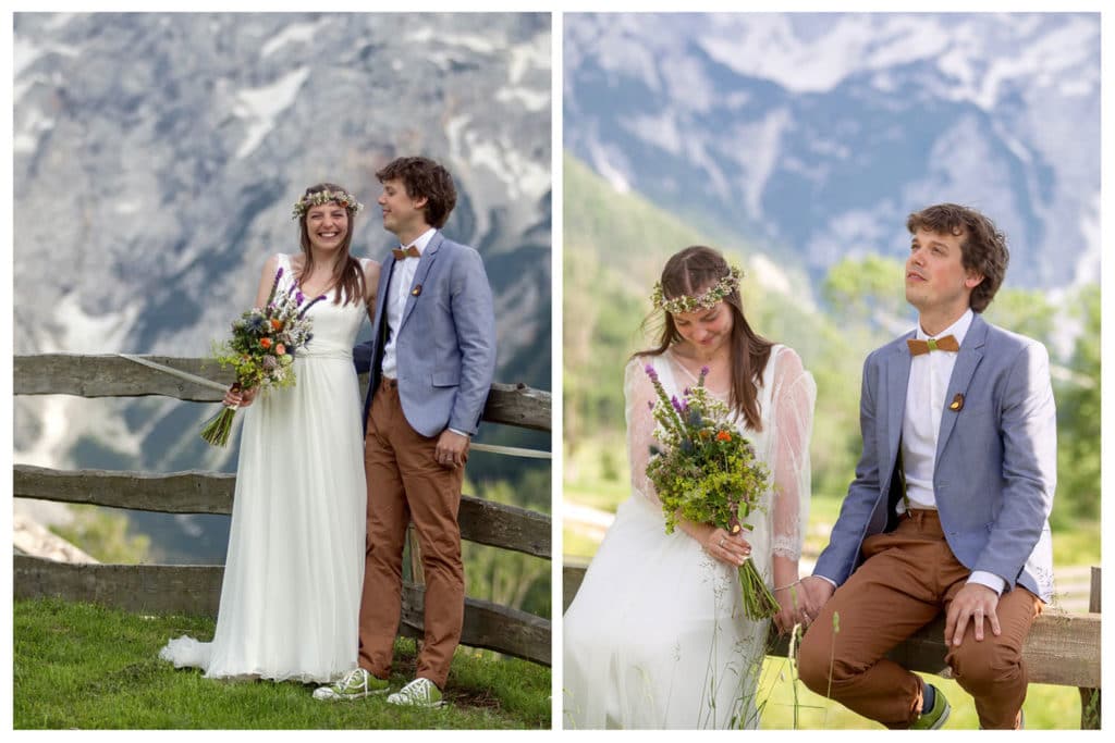 Ženin in nevesta s šopkom iz travniškega cvetja v objemu gora