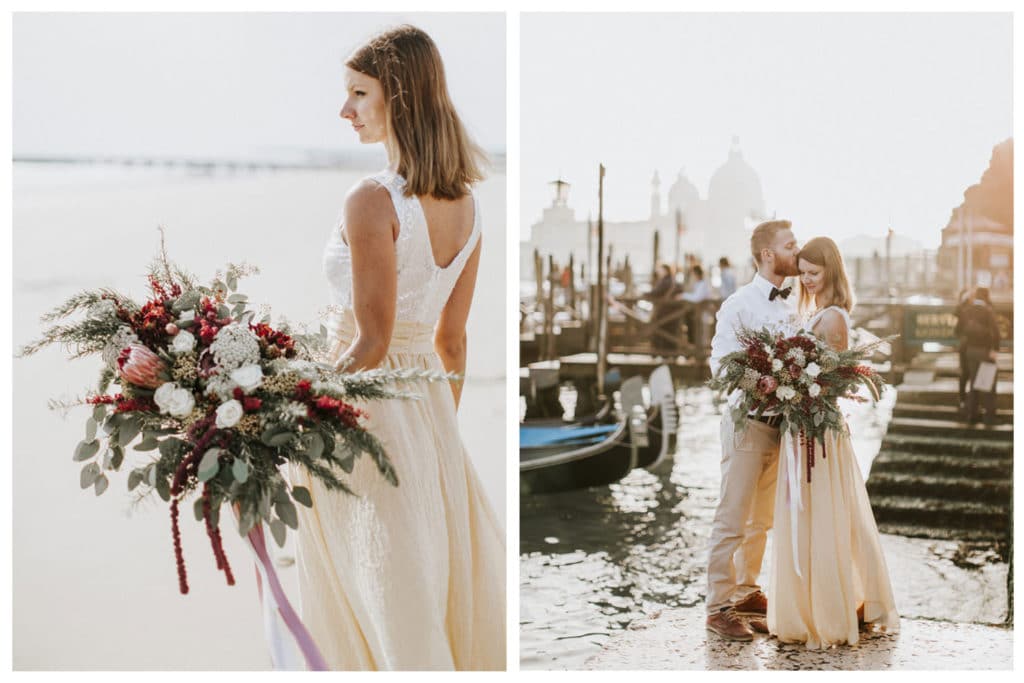 Nevesta in ženin stojita pomolu Benetk s poročnim šopkom iz vrtnic in hortenzij